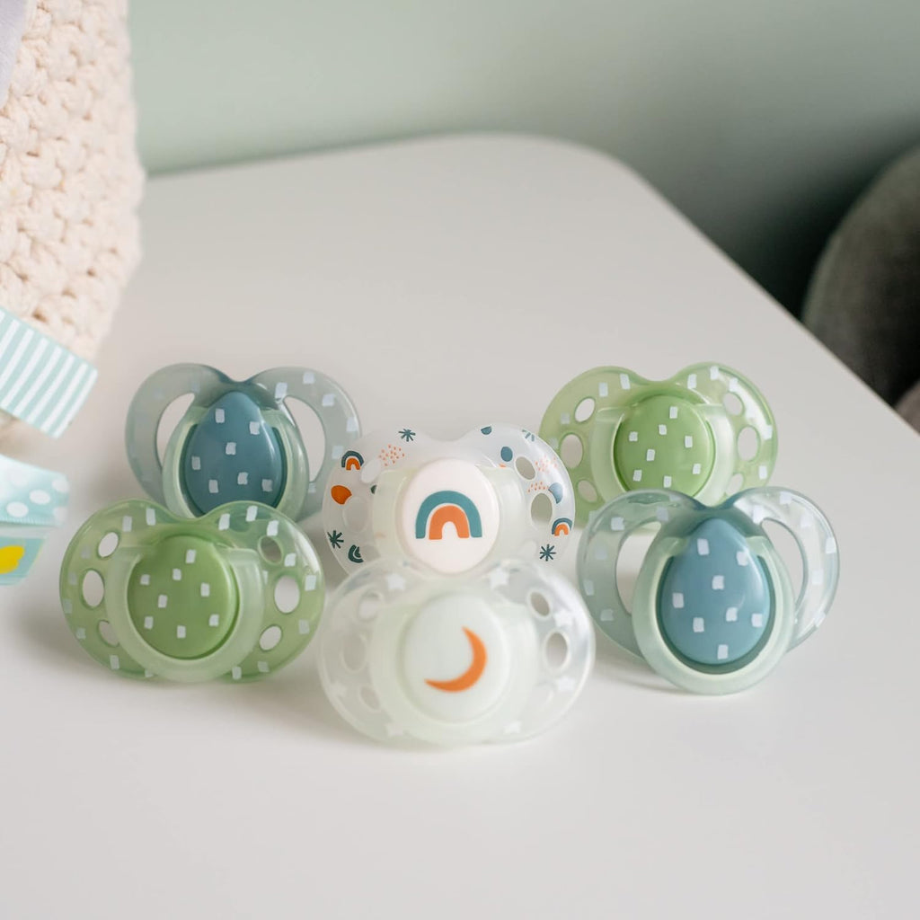Tommee Tippee NightGlow Pacifiers, 18-36 Months, Glow in the Dark, Symmetrical Nipple, 100% BPA Free Silicone, Dishwasher and Sterilizer Safe, Twilight Tones, Pack of 4