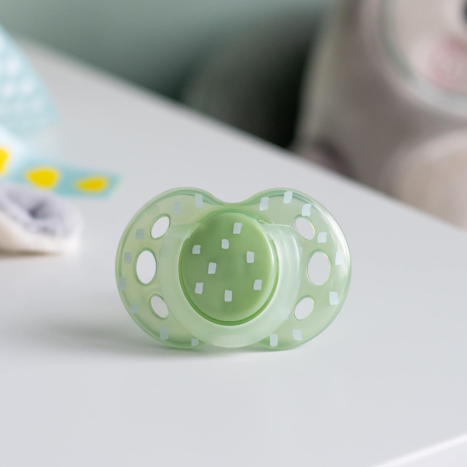 Tommee Tippee NightGlow Pacifiers, 18-36 Months, Glow in the Dark, Symmetrical Nipple, 100% BPA Free Silicone, Dishwasher and Sterilizer Safe, Twilight Tones, Pack of 4